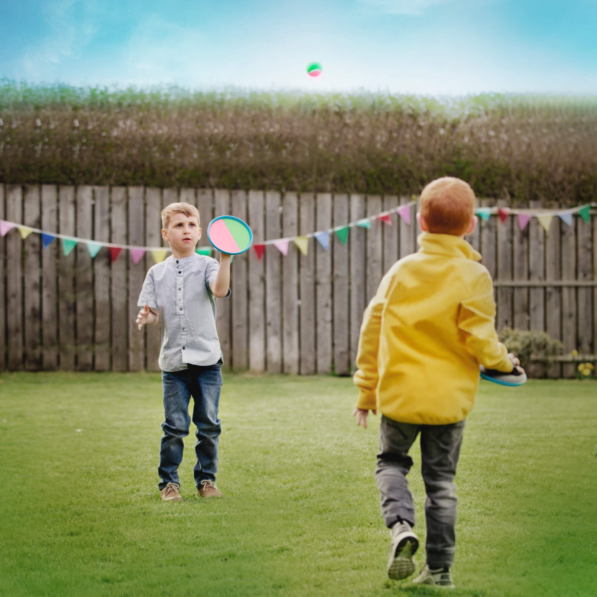 Игра в мяч 2 лет. Веселые игры с мячом на свежем воздухе. Мяч в игре!. Outdoor games. Дети играют на заднем дворе.